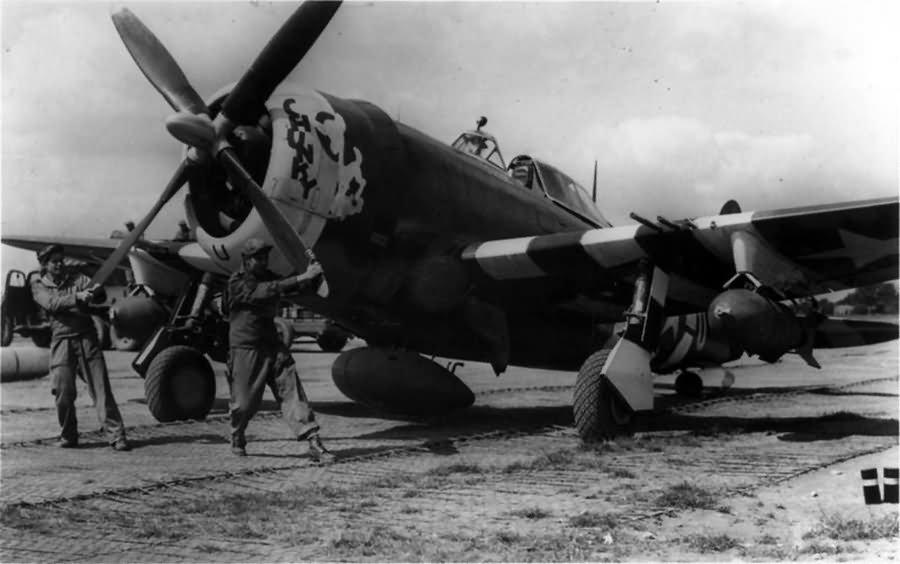 Ground personnel of the 358th FG prepare to start the engine of a P-47 Thunderbolt „Chunky”