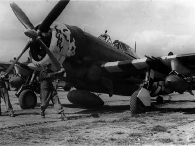 Ground personnel of the 358th FG prepare to start the engine of a P-47 Thunderbolt „Chunky”
