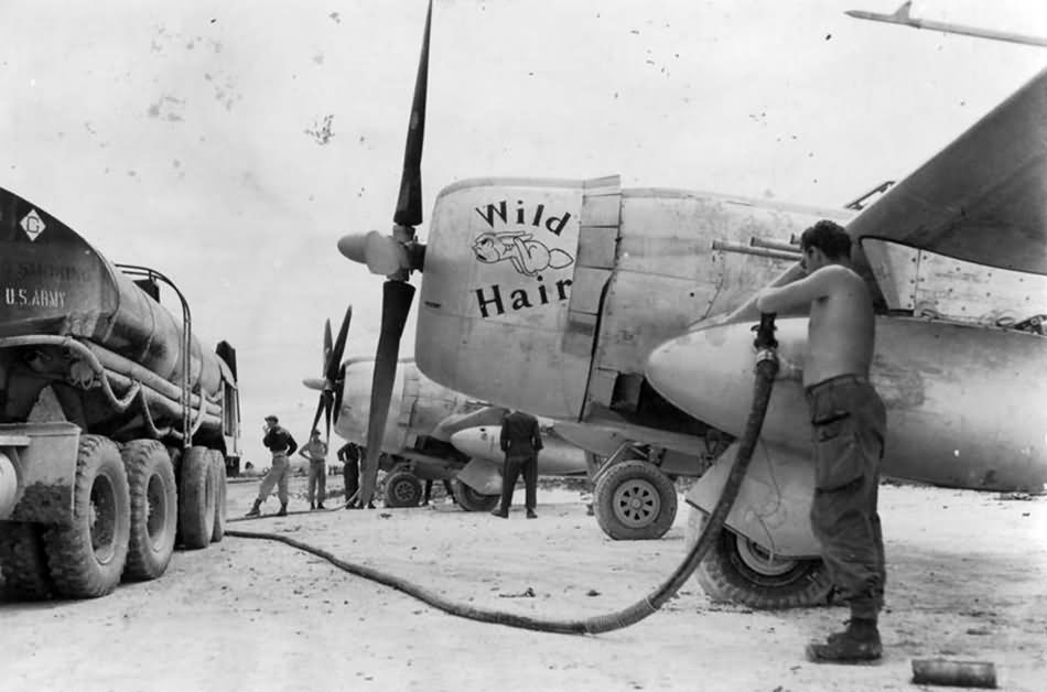 Ground personnel of the 381st FS, 325th Fighter Group refuel a P-47 Thunderbolt „Wild Hair”