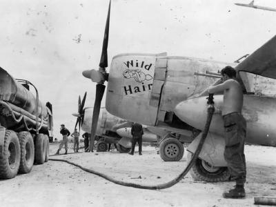 Ground personnel of the 381st FS, 325th Fighter Group refuel a P-47 Thunderbolt „Wild Hair”