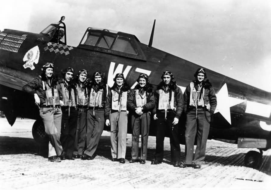 Lt Quince Brown and pilots of the 84th FS, 78th Fighter Group with a P-47 „Okie”