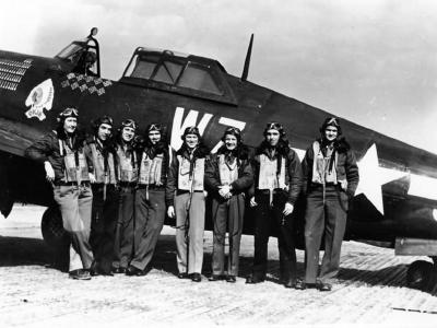 Lt Quince Brown and pilots of the 84th FS, 78th Fighter Group with a P-47 „Okie”