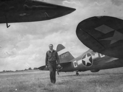 Major Cas Hough with his P-47 Thunderbolt 42-7921 August 1943