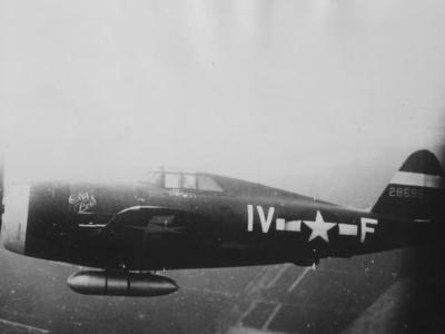 P-47 Thunderbolt code IV-F 42-8695 „Oily Boid” of the 359th Fighter Group in flight