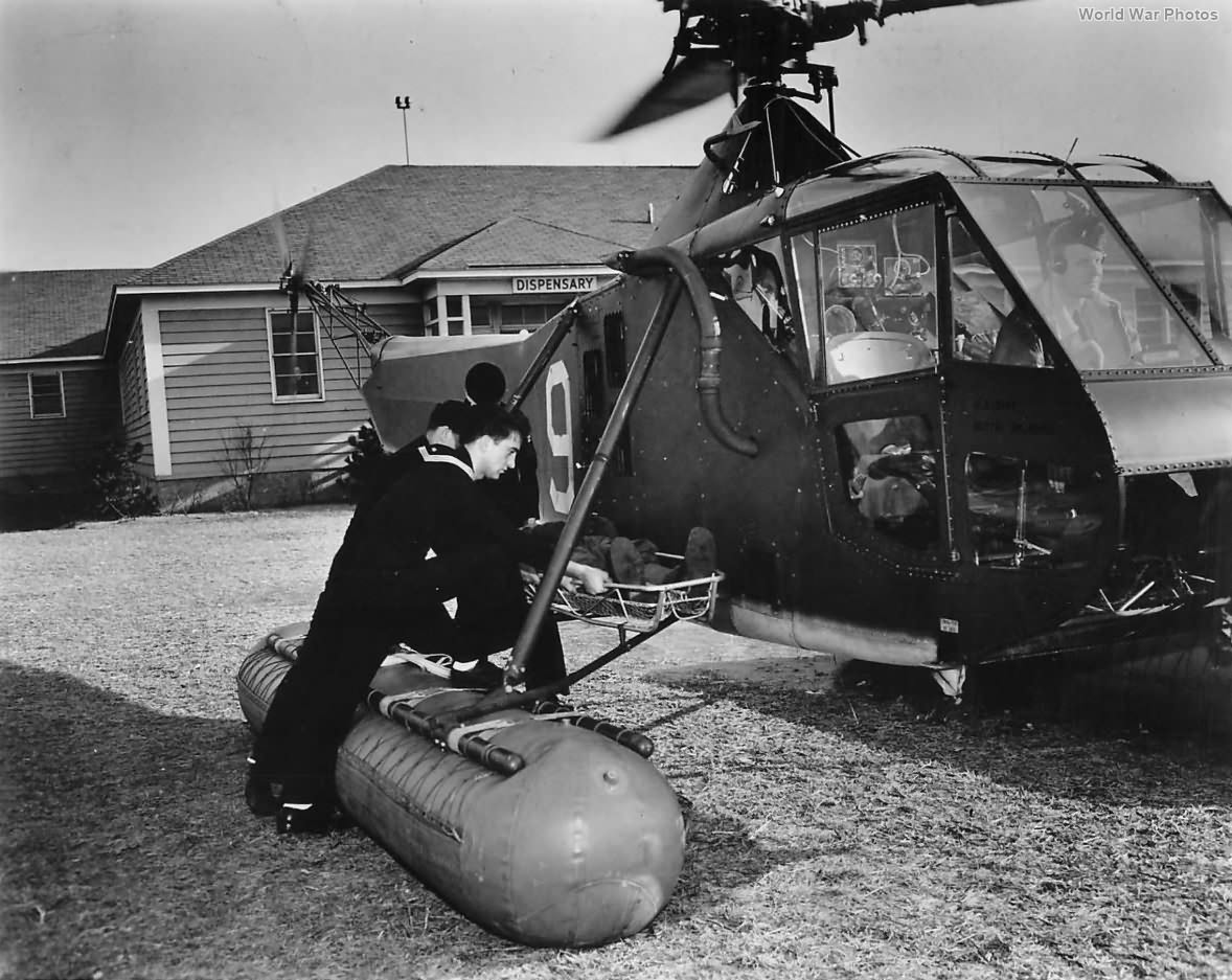 Sikorsky HNS-1 helicopter during simulated rescue 1944