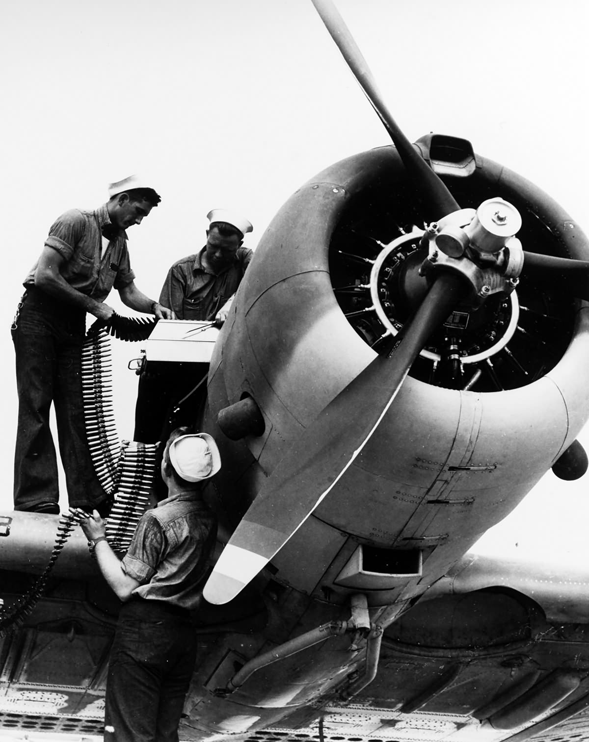 ground crew loading 12,7 mm ammo