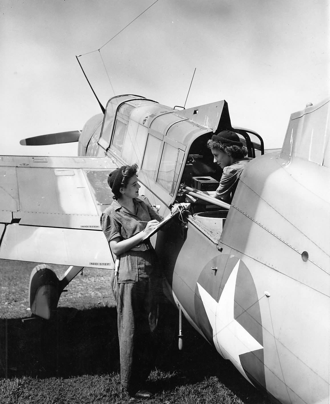 British SO3C-2C Seamew and WRNS aircraft checkers, 1943