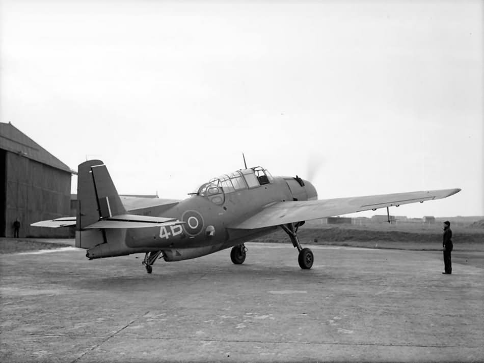 Tarpon Mk II code „4B” of No 846 Squadron taxi-ing out to the runway