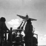 gun crew covers TBF landing on USS Card (CVE-11) – 1943