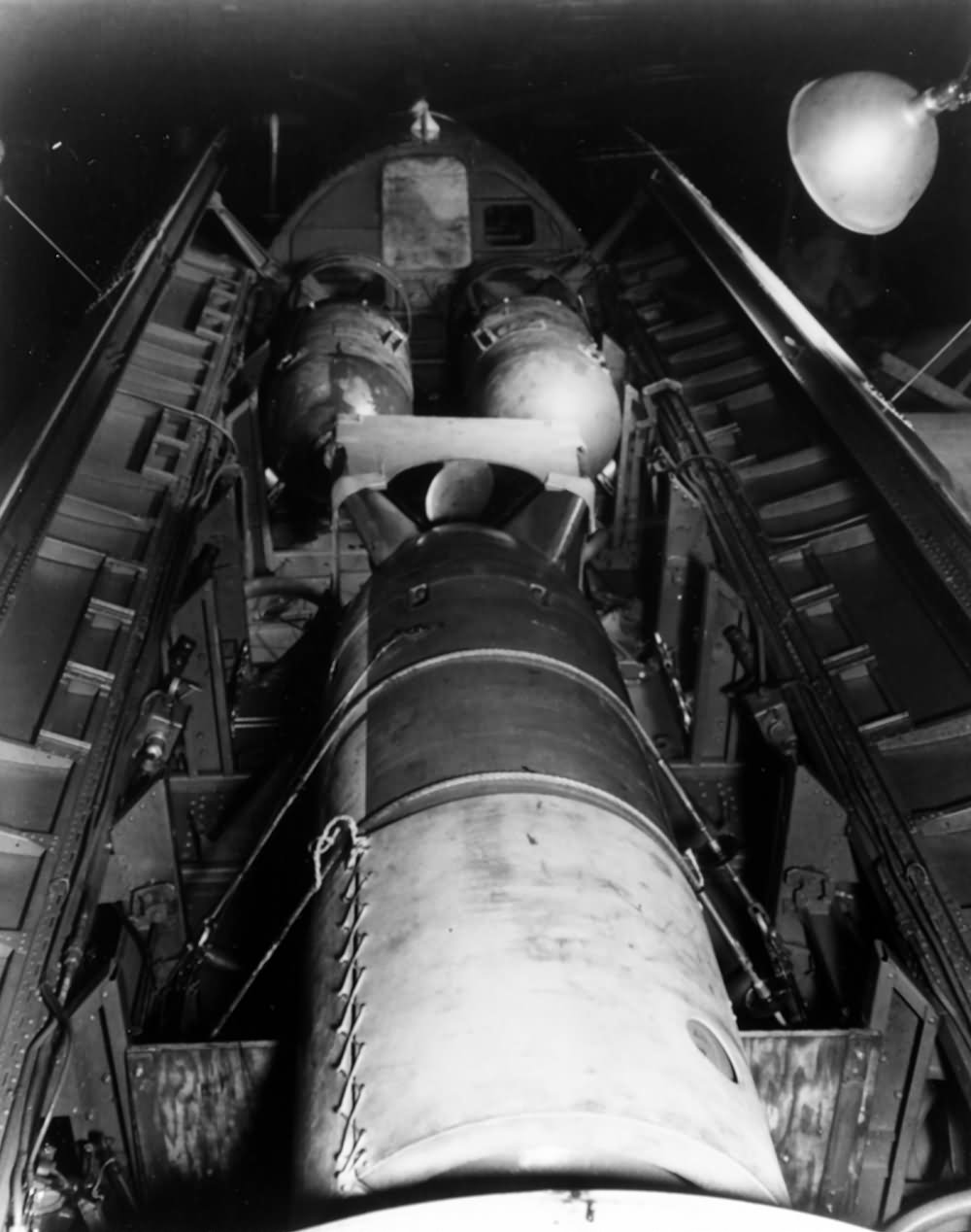 a pair of depth bombs are installed behind the anti-submarine torpedo „Fido” – USS Manila Bay February 1944