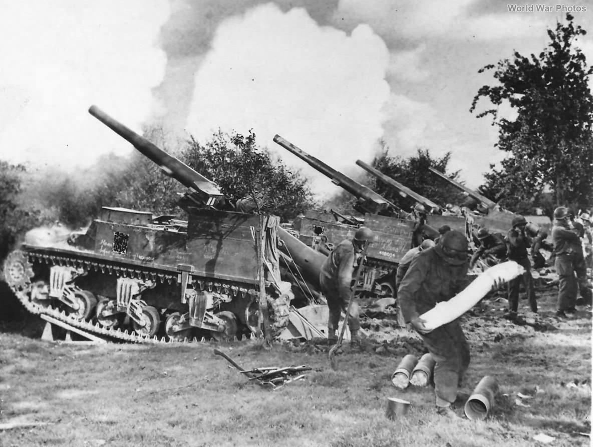 991st Field Artillery Batt troops manning M12s at Bildchen ’44