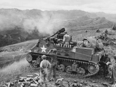 M7 Priest „Super Rabbit” from 40th I.D. firing on Luzon hill 1945