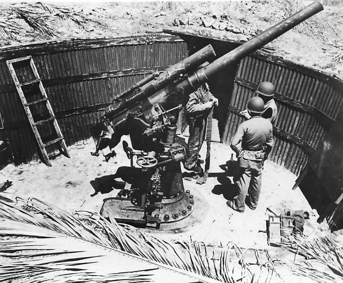 WWII photo American Marine at captured Japanese 70-mm battalion howitzer Typ/16d 