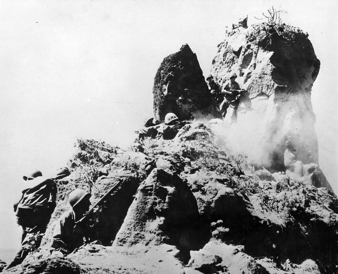 Marines fighting Japanese on Iwo Jima 1945