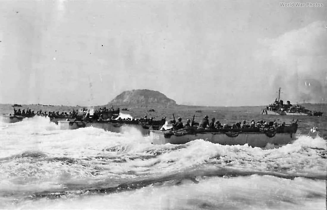 LCVPs from USS Pickens carry 4th Division Marine to Iwo Jima Beach