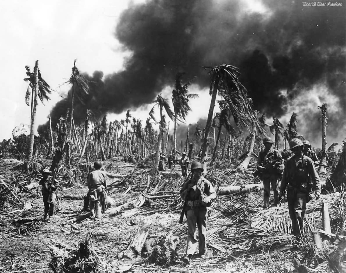 7th Infantry Division soldiers advance on Kwajalein | World War Photos