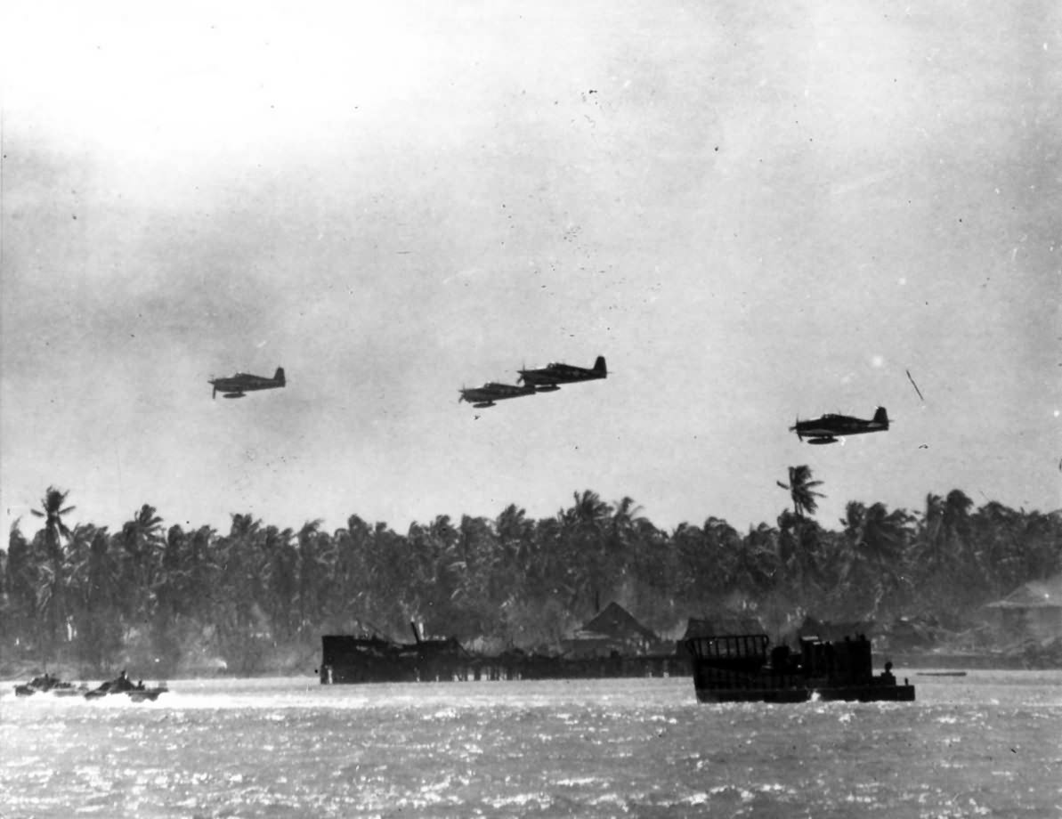 First Wave of US assault troops and F6F Hellcats at Makin