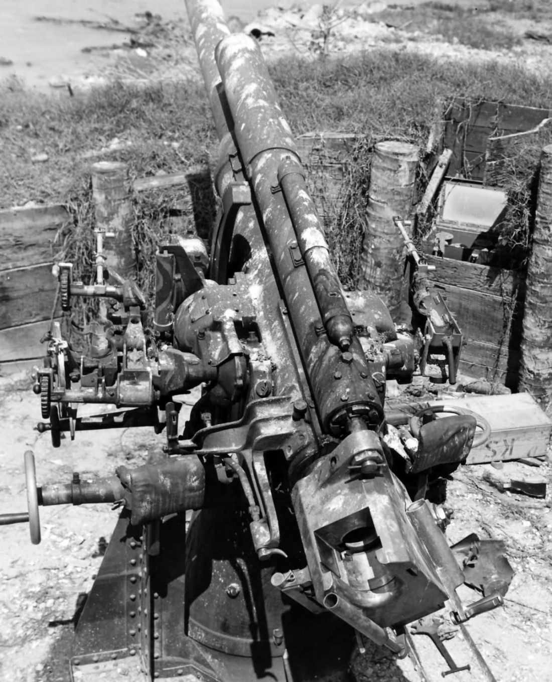 Captured Japanese naval anti-aircraft gun Type 3 – Makin Atoll