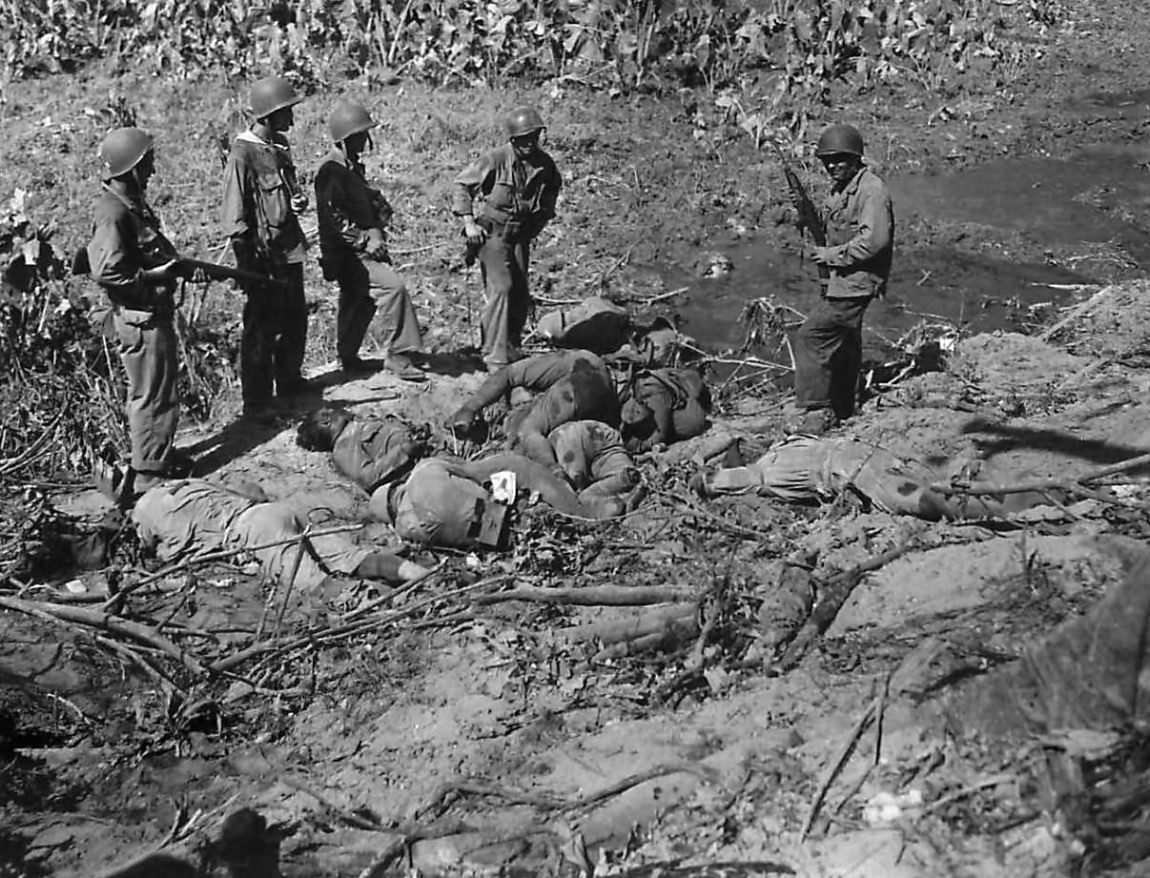 US Soldiers view bodies of Japanese troops killed during the invasion of Makin