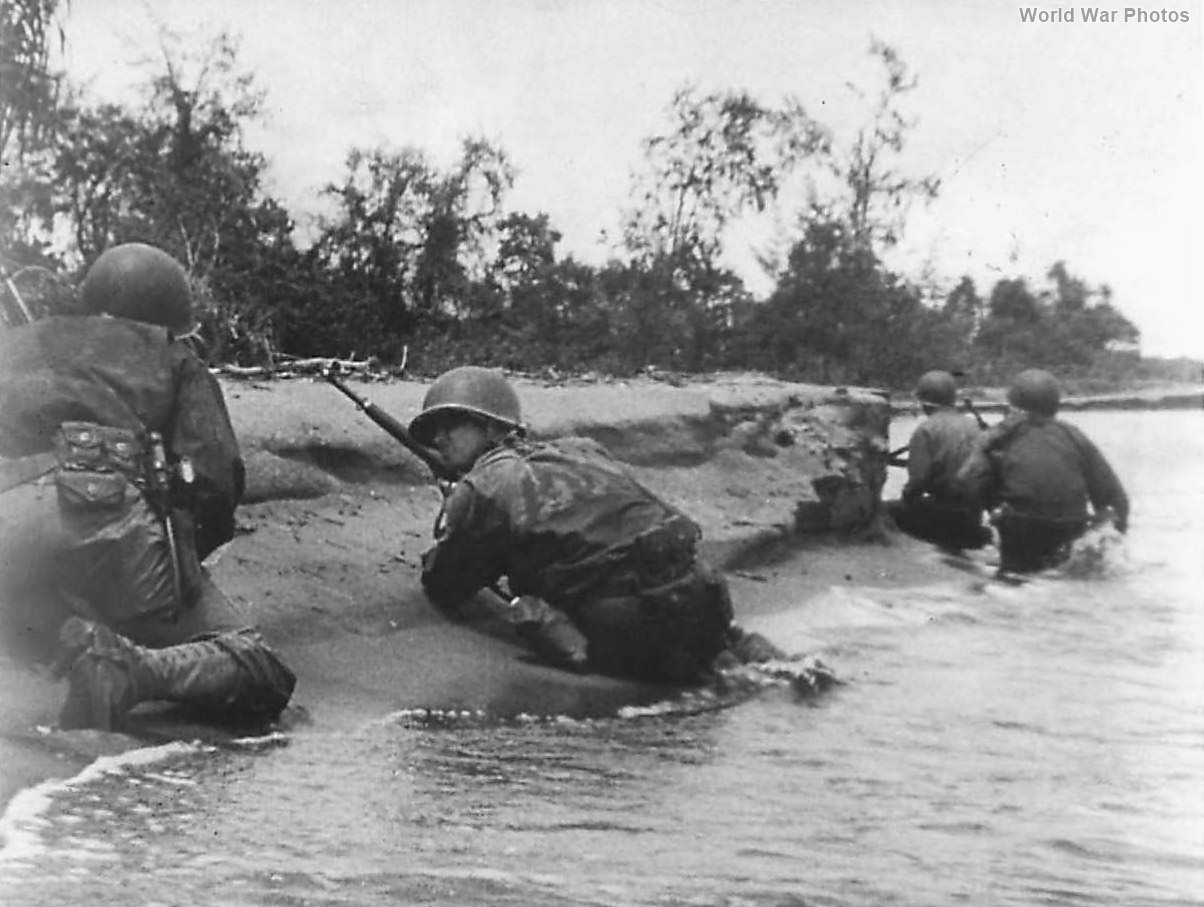 US soldiers move up to clear Japanese snipers from jungle foliage