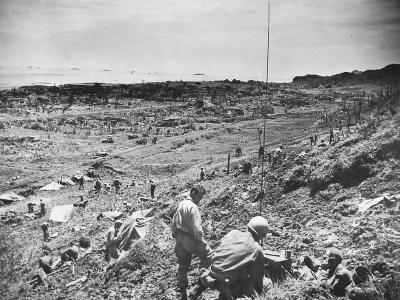 7th Infantry Division soldiers of the US 10th Army swarm into Yonabaru on the coast of Okinawa