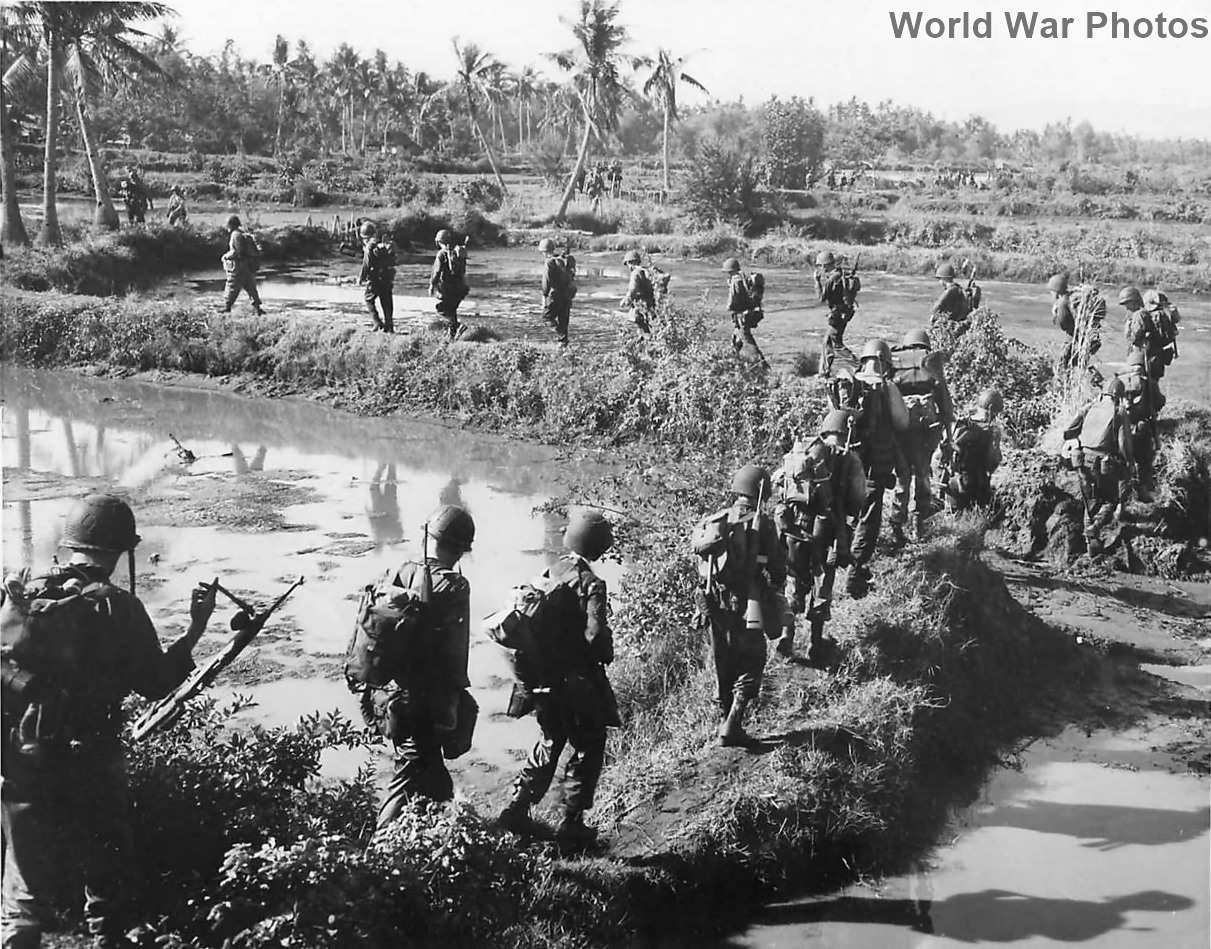 Gen. MacArthurs troops advance near Binmaley on Luzon