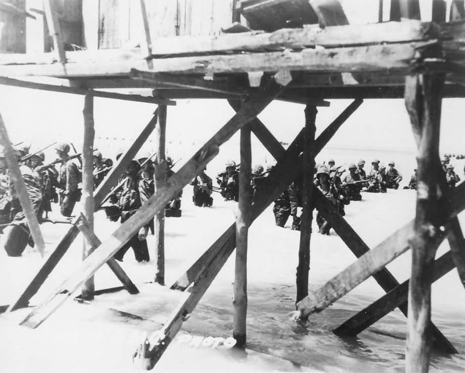 Marines in action Battle of Tarawa Gilbert Islands