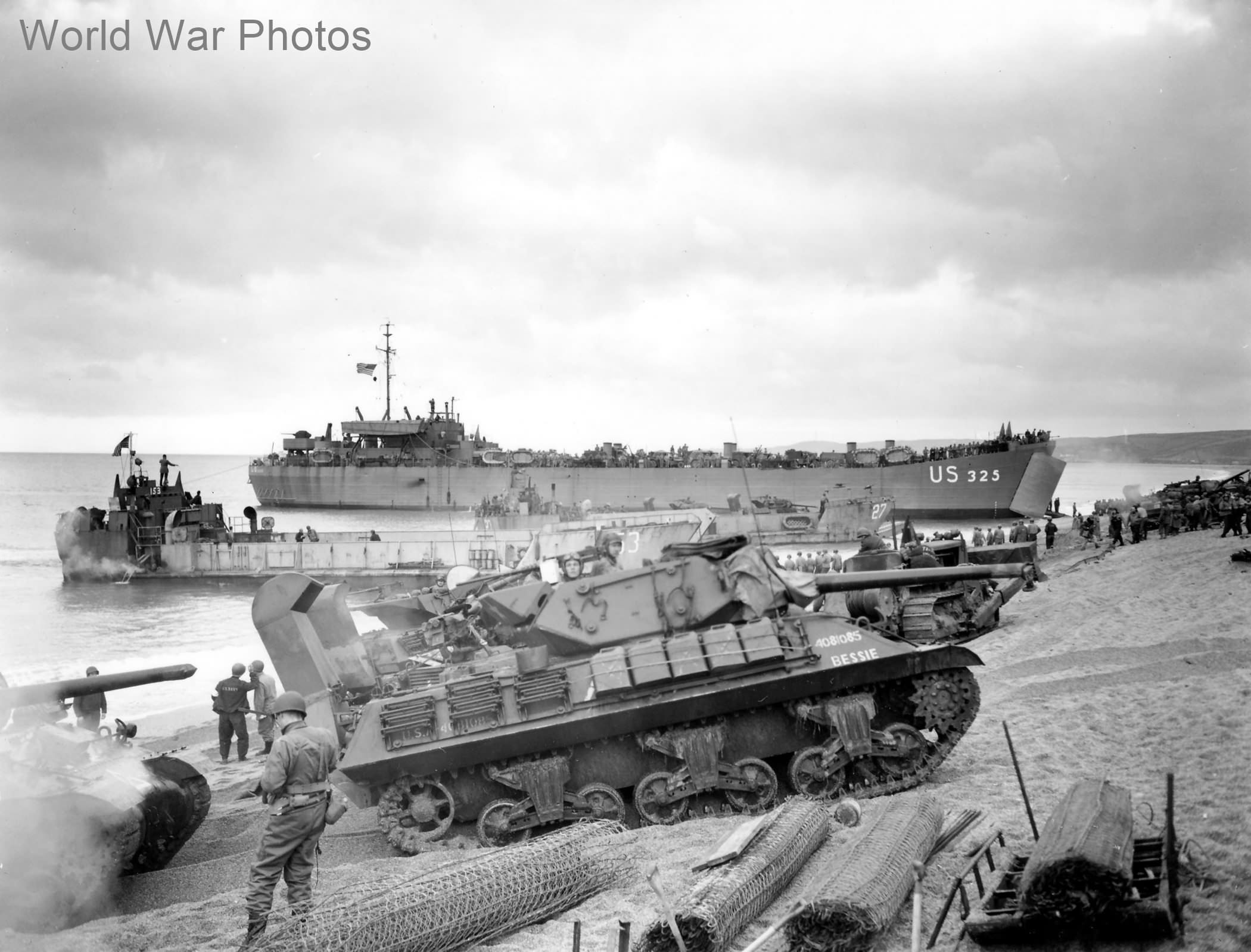 M10 named „Bessie”. USS LST-325 and LCT-153 beached in Sicily 10 July 1943