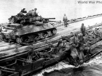 M36 crosses Rhine on engineer bridge 24 March 1945