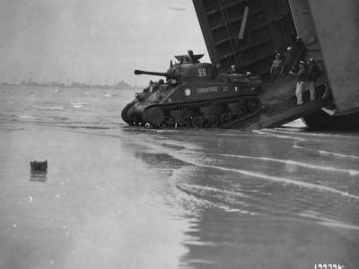 2nd Free French Armored Division M4A2 Sherman named „Tarentaise” debarks from LST at Utah Beach – 2 August 1944