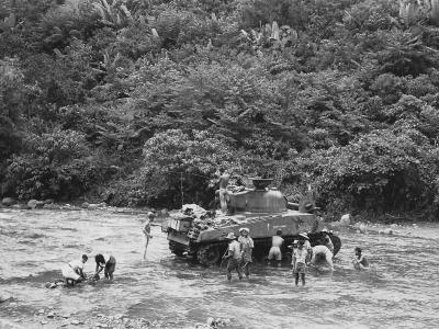 M4 Sherman named „Com’in Home” US Army 40th Inf GI’s bathe Negros