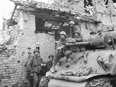 1st Army tank’s gun wrecked by Nazi shell in Lucherberg 1944