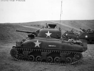 M4A1 named „Come’n get us” and M7 Priest
