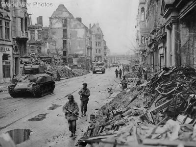Troops and M4A1 move along Venloer Street in Cologne