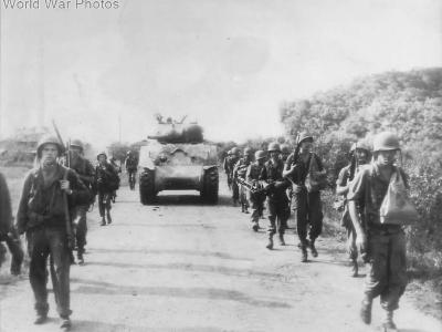 Troops and M4 enter Olongapo on road to Manila