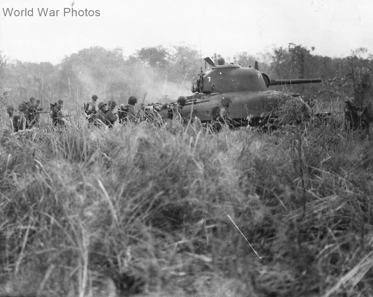 Marines following M4A1 „7” from the beach on New Britain toward the Cape Gloucester airfield 1944