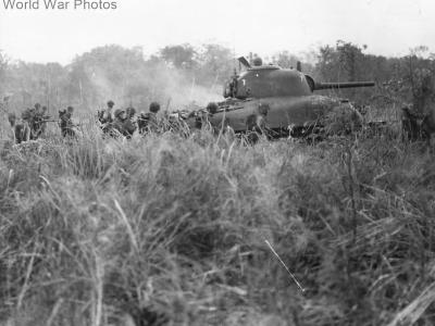 Marines following M4A1 „7” from the beach on New Britain toward the Cape Gloucester airfield 1944
