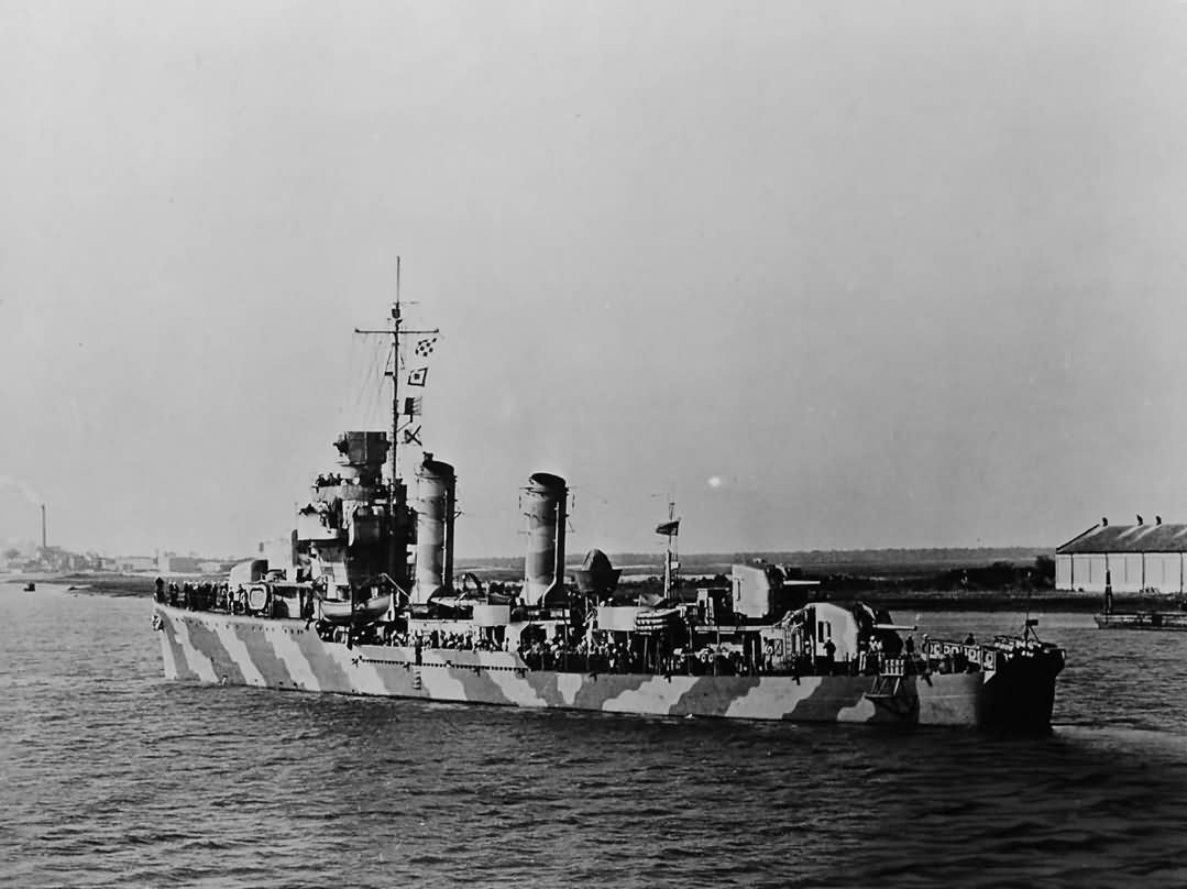 Destroyer USS Hobson DD-464 in camouflage