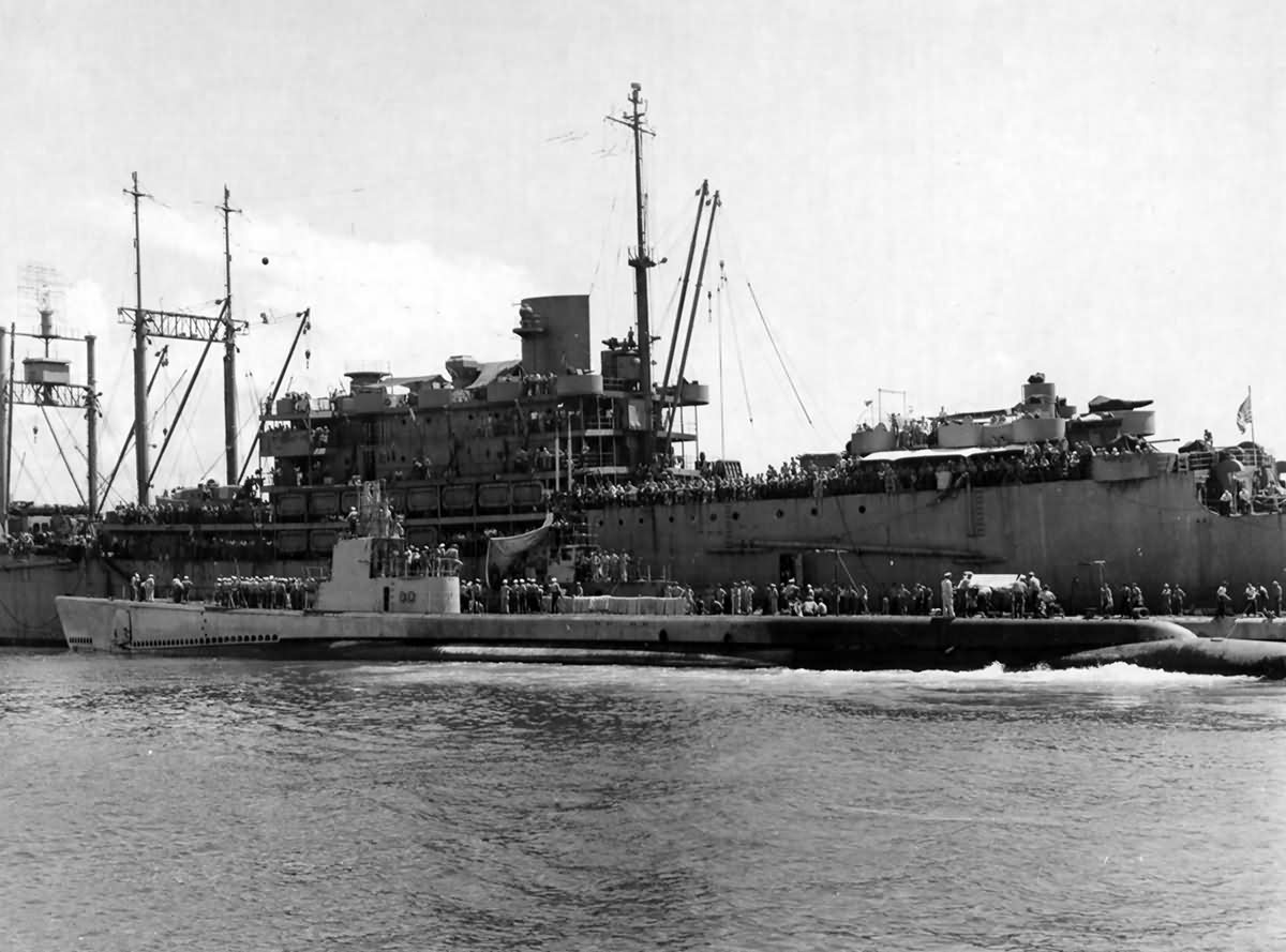 USS Guavina SS-362 carrying the rescued flyers of the 394th Bomb Squadron 5th Bomb Group