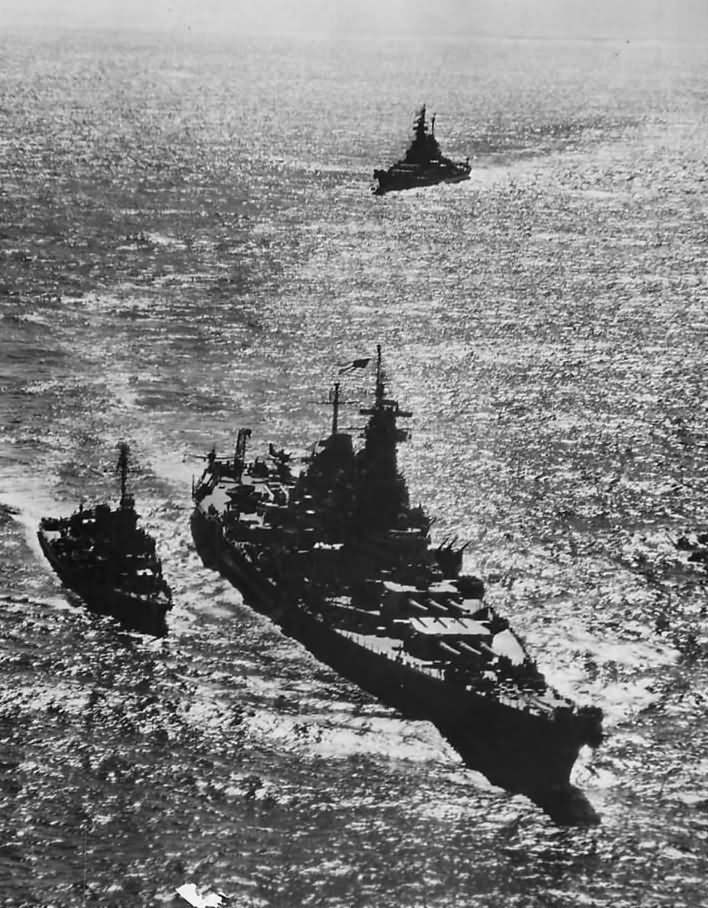 Escorted by the NICHOLAS DD 449 and followed by USS IOWA BB 61 USS MISSOURI BB 63 steams up Tokyo Bay on August 30th 1945