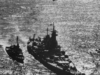 Escorted by the NICHOLAS DD 449 and followed by USS IOWA BB 61 USS MISSOURI BB 63 steams up Tokyo Bay on August 30th 1945