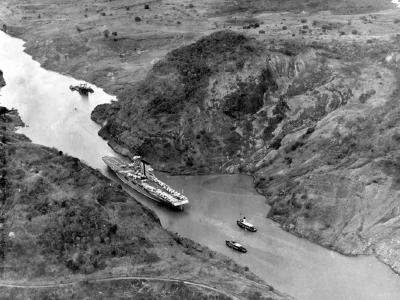 USS Saratoga transiting the Panama Canal