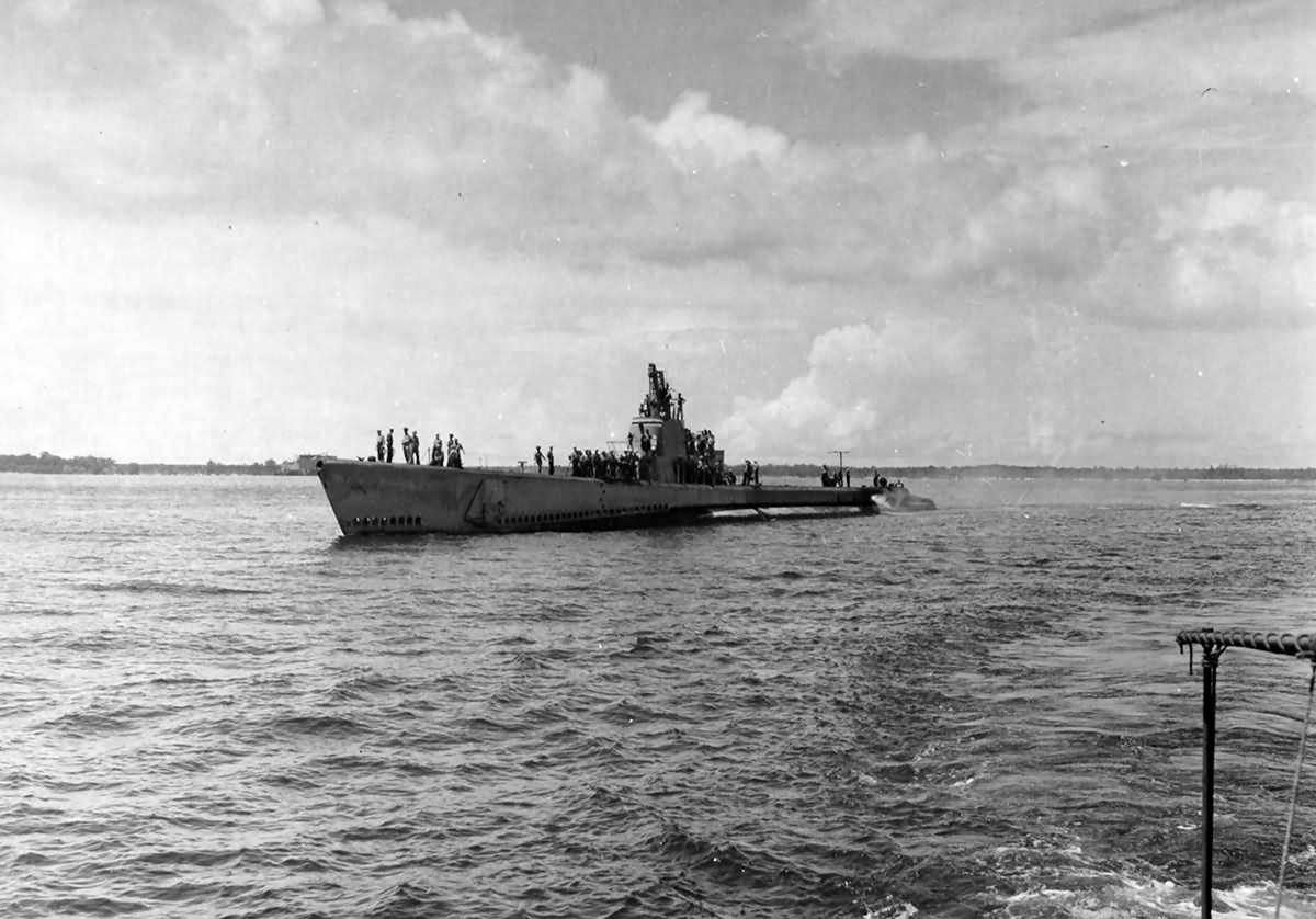 Submarine USS Guavina SS-362 carrying the rescued flyers of the 394th Bomb Squadron 5th Bomb Group