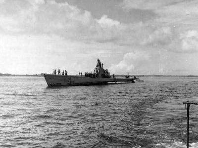 Submarine USS Guavina SS-362 carrying the rescued flyers of the 394th Bomb Squadron 5th Bomb Group