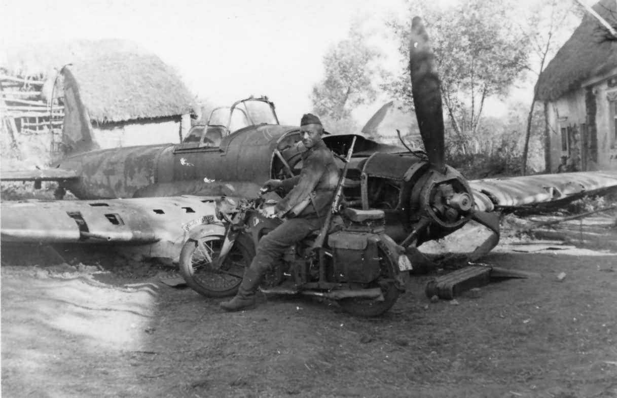 IL-2 and Wehrmacht soldier with motorcycle