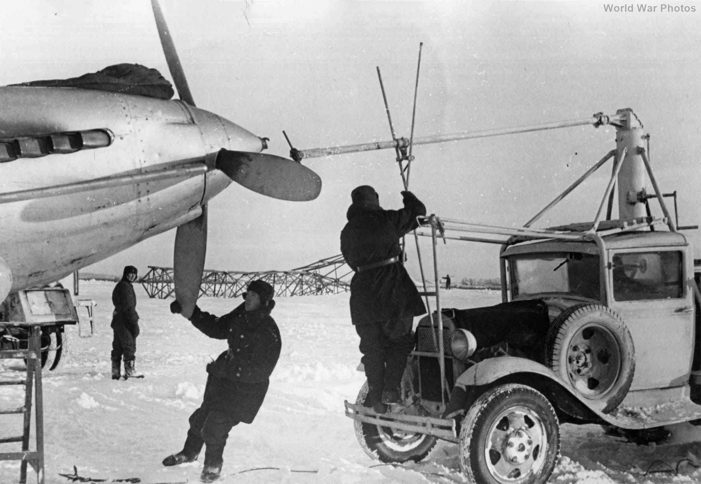 Il-2 engine is prepared for starting, December 1941