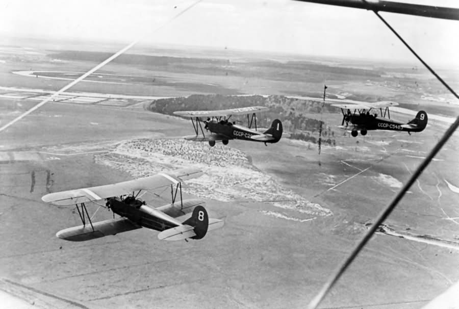 Polikarpov U-2 biplane trainers in flight