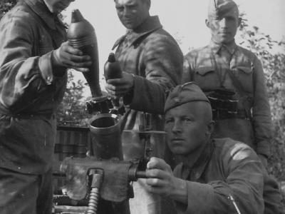 Soviet 82 mm mortar squad 2