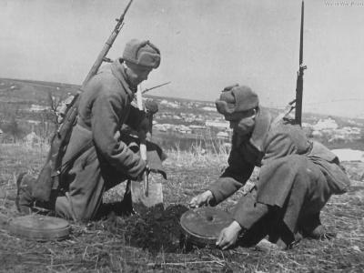 Soviet sappers with anti-tank mine