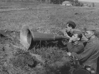 Soviet soldiers and German POW